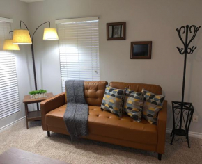 COZY Uptown-Galleria Apt With Washer & Dryer